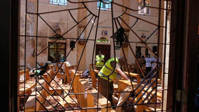 La policía investiga los daños y muertes en la iglesia de San Sebastián de Katuwapitiya en Negombo, cerca de Colombo.