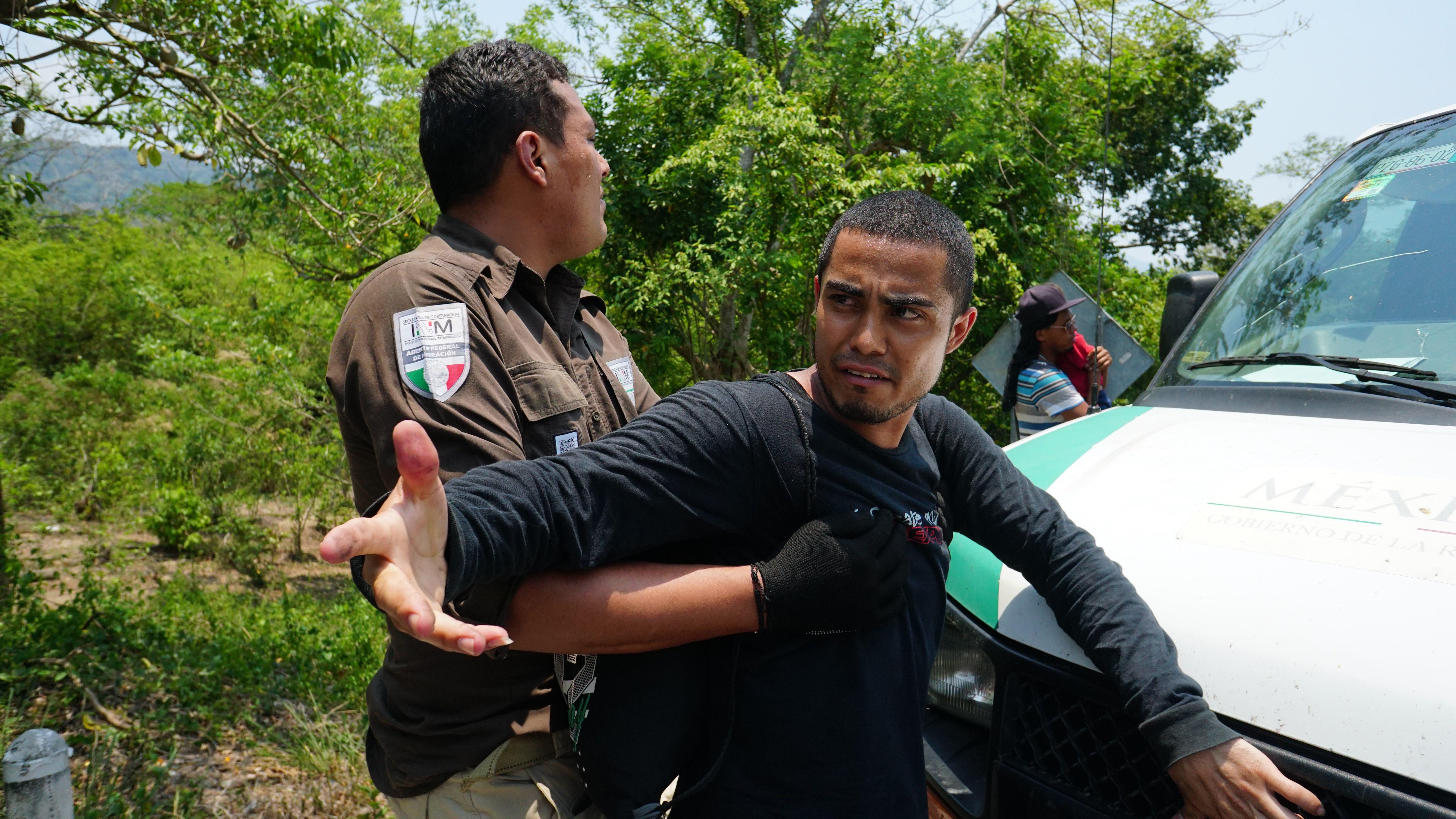 Oficiales del Instituto Nacional de Migración de México (Inami) detienen a un hombre durante un operativo en el municipio de Pijijiapan, en el estado de Chiapas.  (Foto Prensa Libre: EFE)