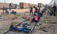 MEX001. IXTEPEC(MÉXICO),26/04/2019.- Cientos de migrantes centroamericanos esperan abordar nuevamente las góndolas del tren "La Bestia" este viernes en el municipio de Ixtepec, en el estado de Oaxaca (México), para continuar su camino hacia la frontera de Estados Unidos, a pesar de los retenes que las autoridades mexicanas han impuesto para detener su travesía. EFE/Luis Villalobos