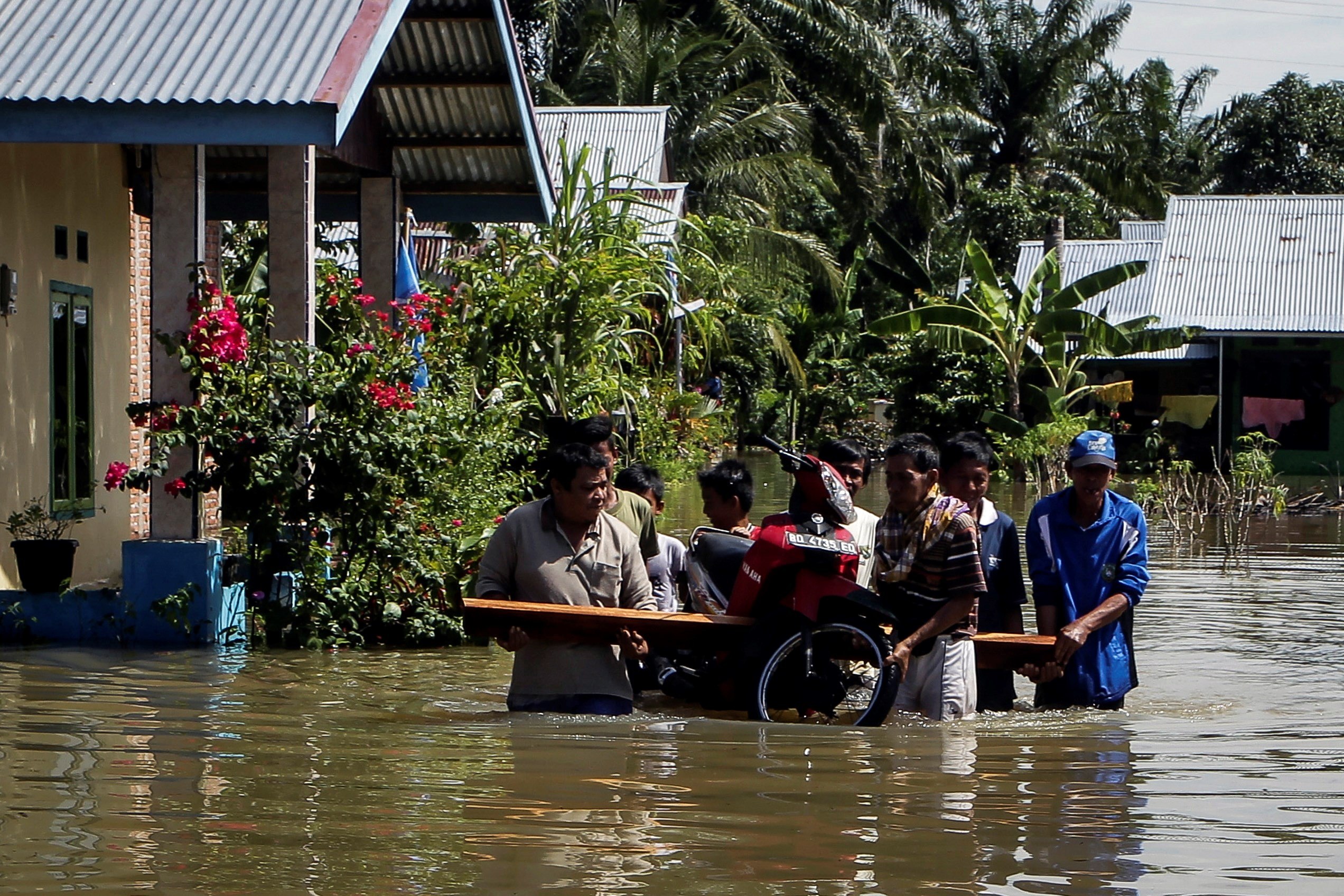 Varios lugares fueron inundados y los pobladores debieron abandonar sus viviendas. (Foto Prensa Libre: EFE)