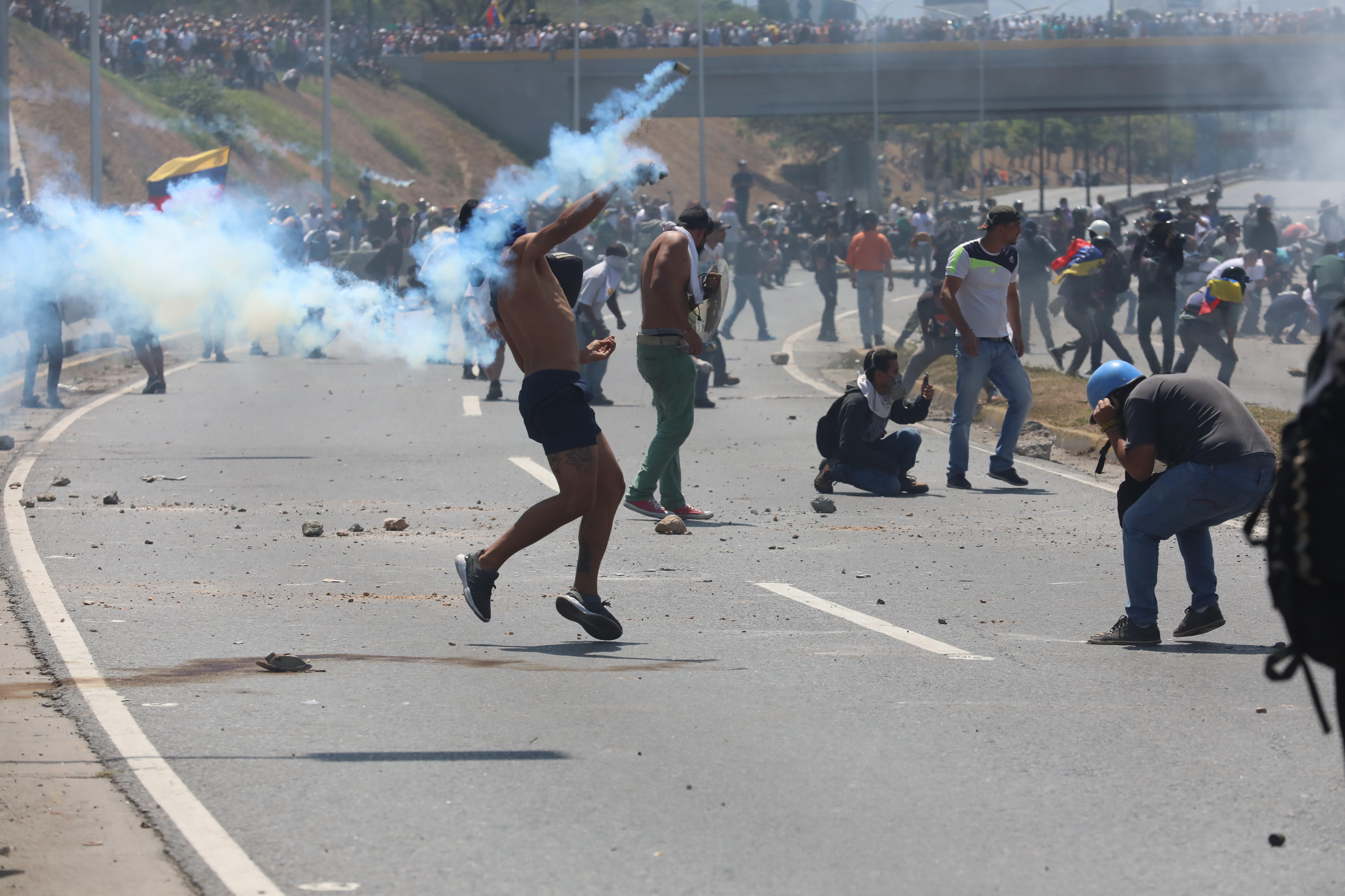Simpatizantes de Juan Guaidó se enfrentan en la policía en la Avenida Francisco de Miranda de Caracas. (Foto Prensa Libre: EFE)