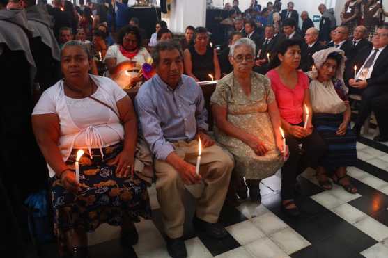 Varias personas esperaron por horas a que empezara el acto de unción. Foto Prensa Libre: Juan Carlos Pérez 