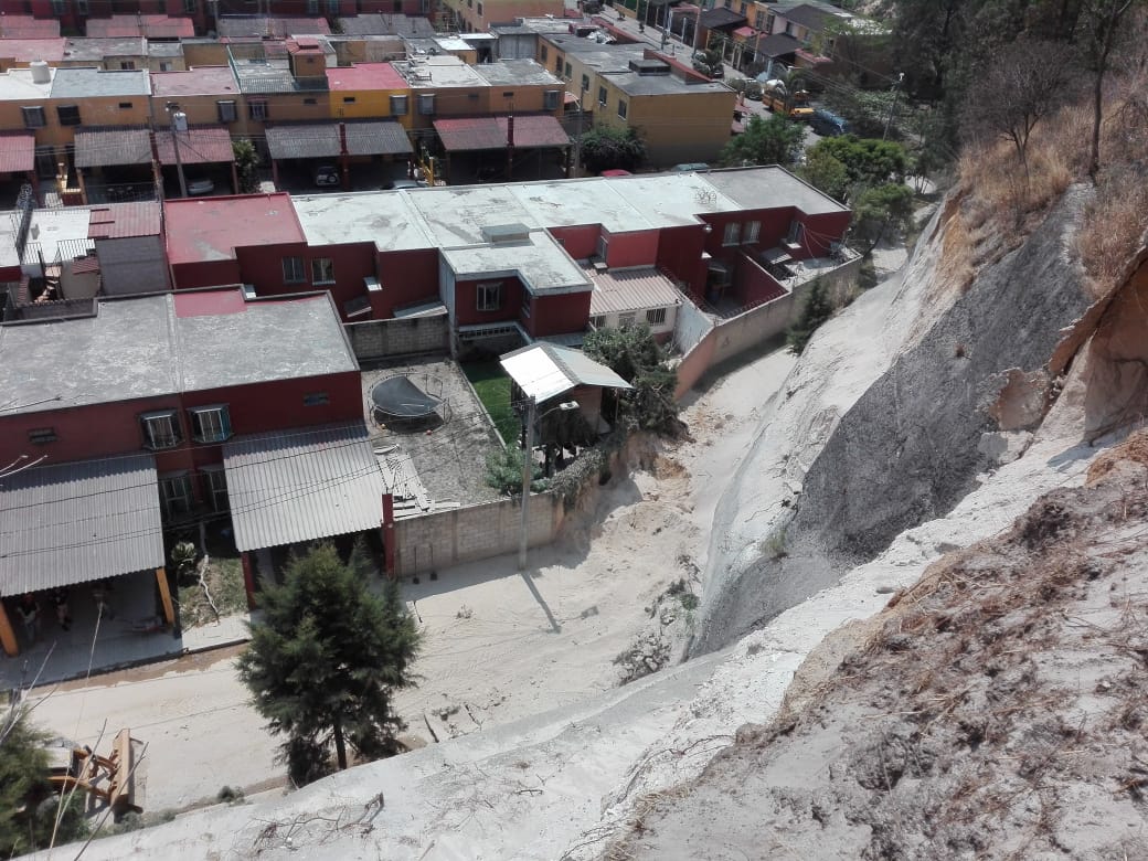 Vecinos viven con zozobra por riesgo latente de deslizamientos en Mixco y Villa Nueva. (Foto: Conred)