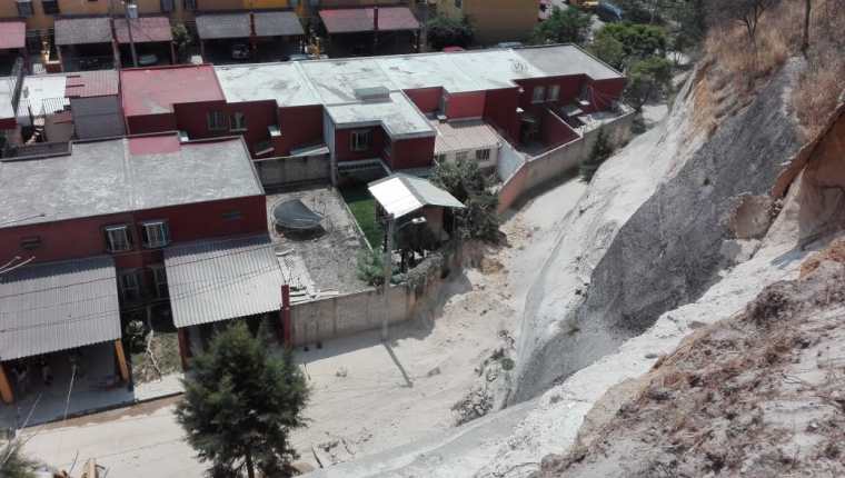 Vecinos viven con zozobra por riesgo latente de deslizamientos en Mixco y Villa Nueva. (Foto: Conred)