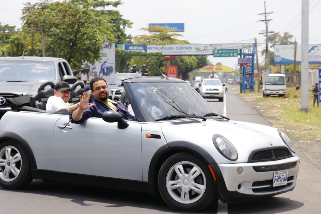Presidente Jimmy Morales conduce el Mini Cooper durante una gira en la Costa Sur. (Foto Prensa Libre: Rolando Miranda)