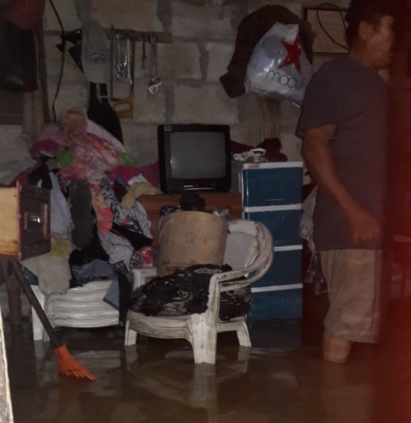 La lluvia de las últimas horas causó inundaciones en al menos 14 viviendas de Puerto Barrios, Izabal. (Foto Prensa Libre: Cortesía Conred)