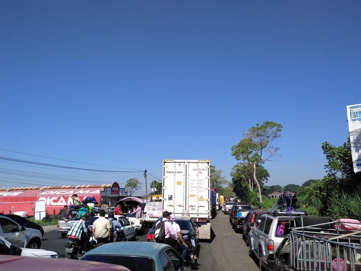 Accidente entre Mazatenango y Cuyotenango, Suchitepéquez, causa largas filas de vehículos. (Foto Prensa Libre: Cortesía La Red)
