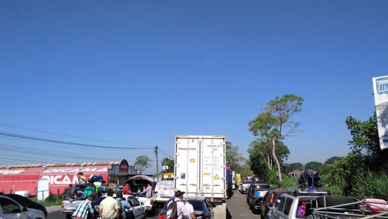 Accidente entre Mazatenango y Cuyotenango, Suchitepéquez, causa largas filas de vehículos. (Foto Prensa Libre: Cortesía La Red)