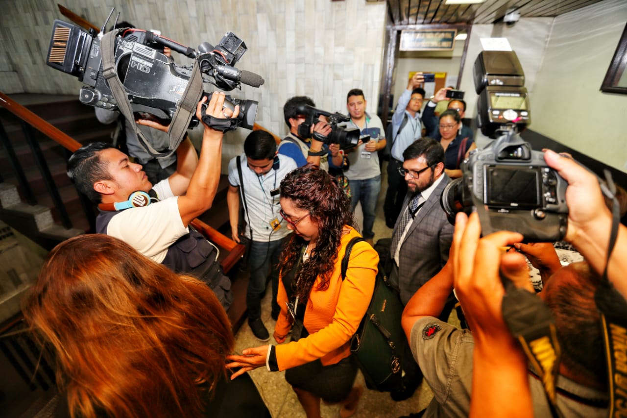 Fiscales salen del juzgado al enterarse que la audiencia no se iba a celebrar. (Foto Prensa Libre: Esbin García)