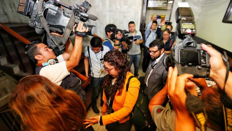 Fiscales salen del juzgado al enterarse que la audiencia no se iba a celebrar. (Foto Prensa Libre: Esbin García)