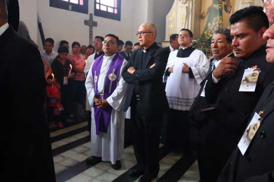 El acto es presidido por el rector de la Parroquia de Nuestra Señora de los Remedios, Manuel Chilin. Foto Prensa Libre: Juan Carlos Pérez 