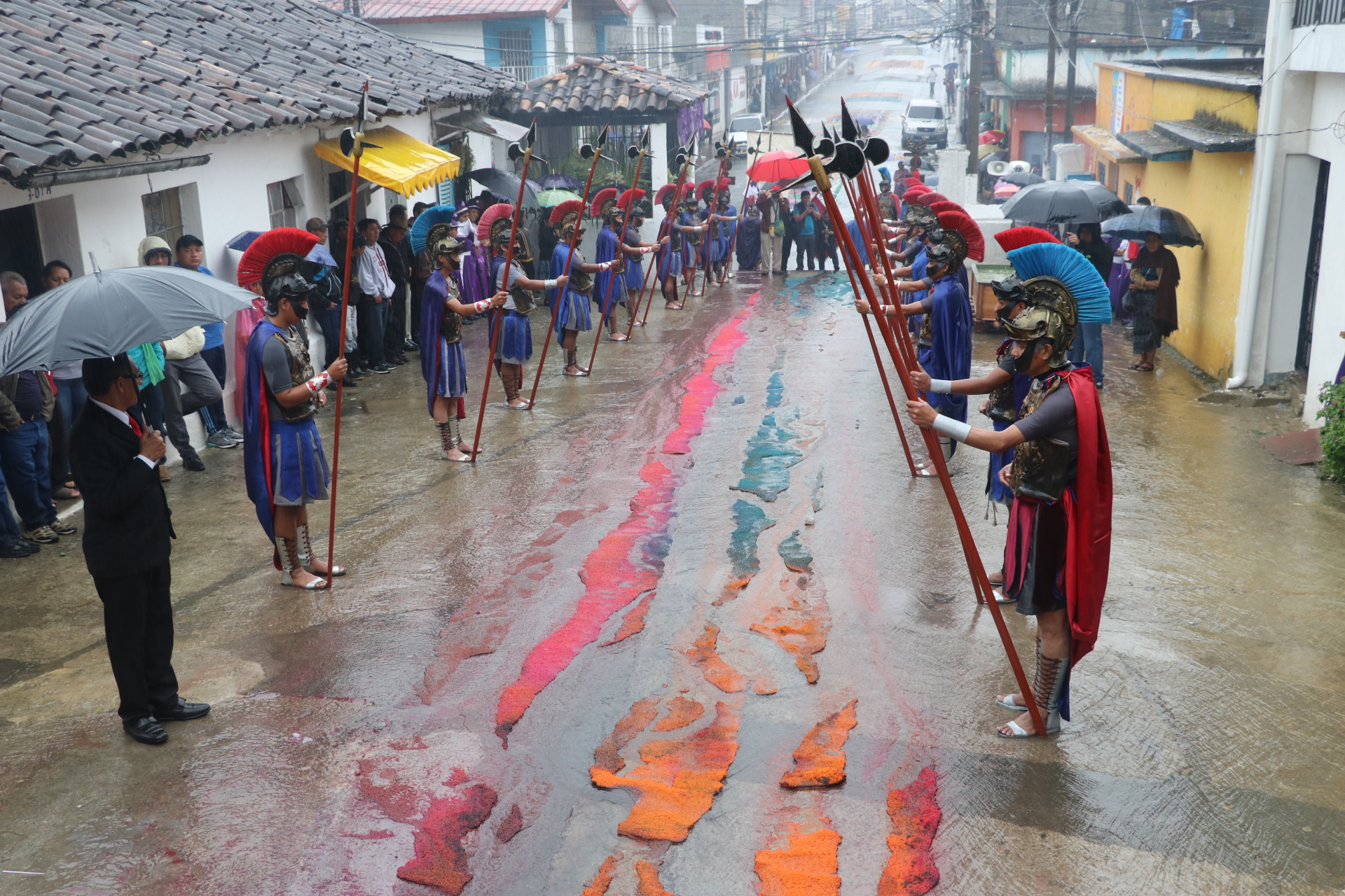 La lluvia inició desde las 3:30 horas y atrasó el cortejo procesional. (Foto Prensa Libre: Eduardo Sam)