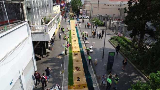 La alfombra abarca desde la 18 calle de la zona 1 hasta el parque Jocotenango en la zona 2 de la Ciudad de Guatemala. Foto Prensa Libre: Municipalidad de Guatemala