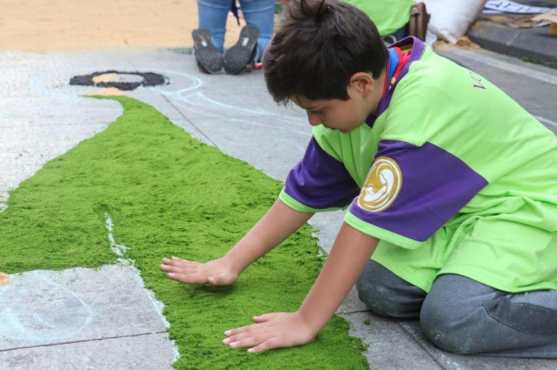 Varios niños participaron en la realización de la alfombra. Foto Prensa Libre: Municipalidad de Guatemala