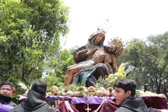 Por la alfombra pasa la procesión de La Piedad junto a Jesús de la Columna de la parroquia de Nuestra Señora de los Remedios, El Calvario. Foto Prensa Libre: Municipalidad de Guatemala