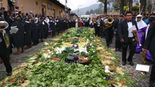Como es tradición, algunas personas ofrecen legumbres como un altar en las procesiones de Antigua Guatemala. Foto Prensa Libre: cortesía Roberto Masaya