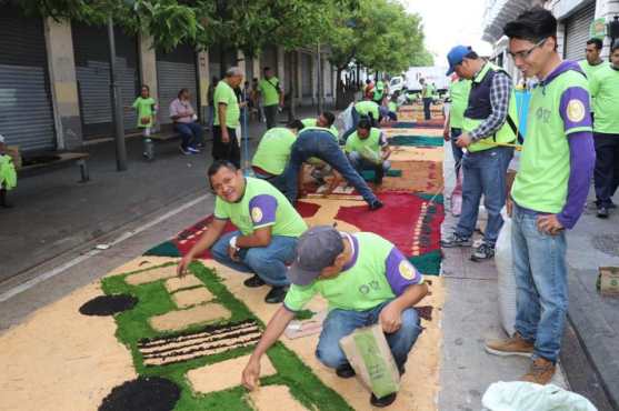 Varias personas se organizaron para realizar la alfombra de aserrín más grande de Guatemala. Foto Prensa Libre: Municipalidad de Guatemala