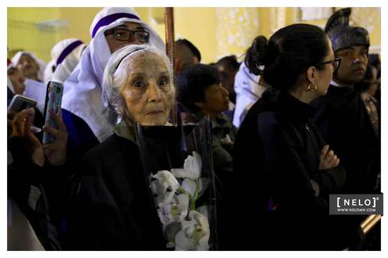 Afuera de la iglesia varias personas esperaron el cortejo desde horas de la noche del Jueves Santo. Foto Prensa Libre: cortesía Nelo Mijangos