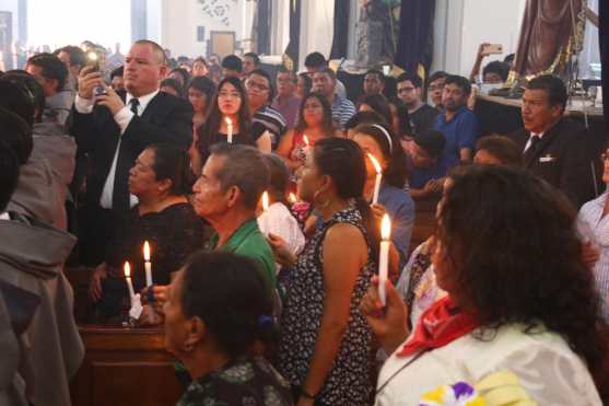 Este Miércoles Santo se lleva a cabo el acto de unción del Santo Cristo Yacente de la iglesia El Calvario, zona 1. Foto Prensa Libre: Juan Carlos Pérez