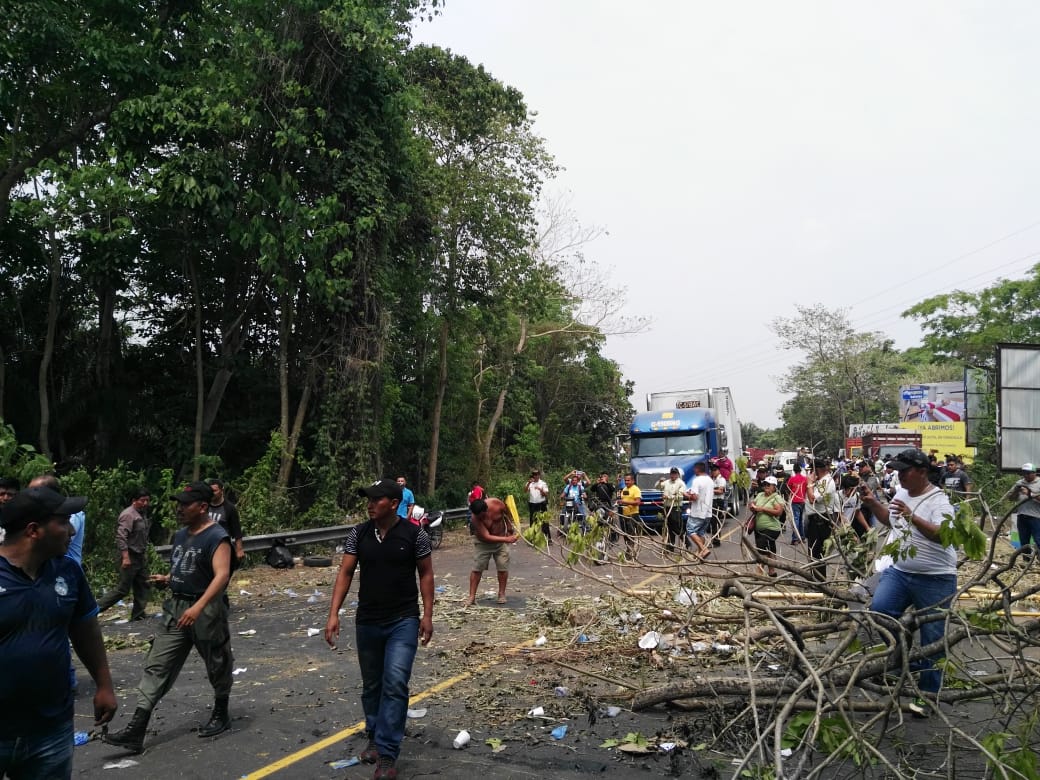 Pobladores liberan el bloqueo en el km 247.5 de la ruta al Suroccidente. (Foto Prensa Libre: Cortesía)
