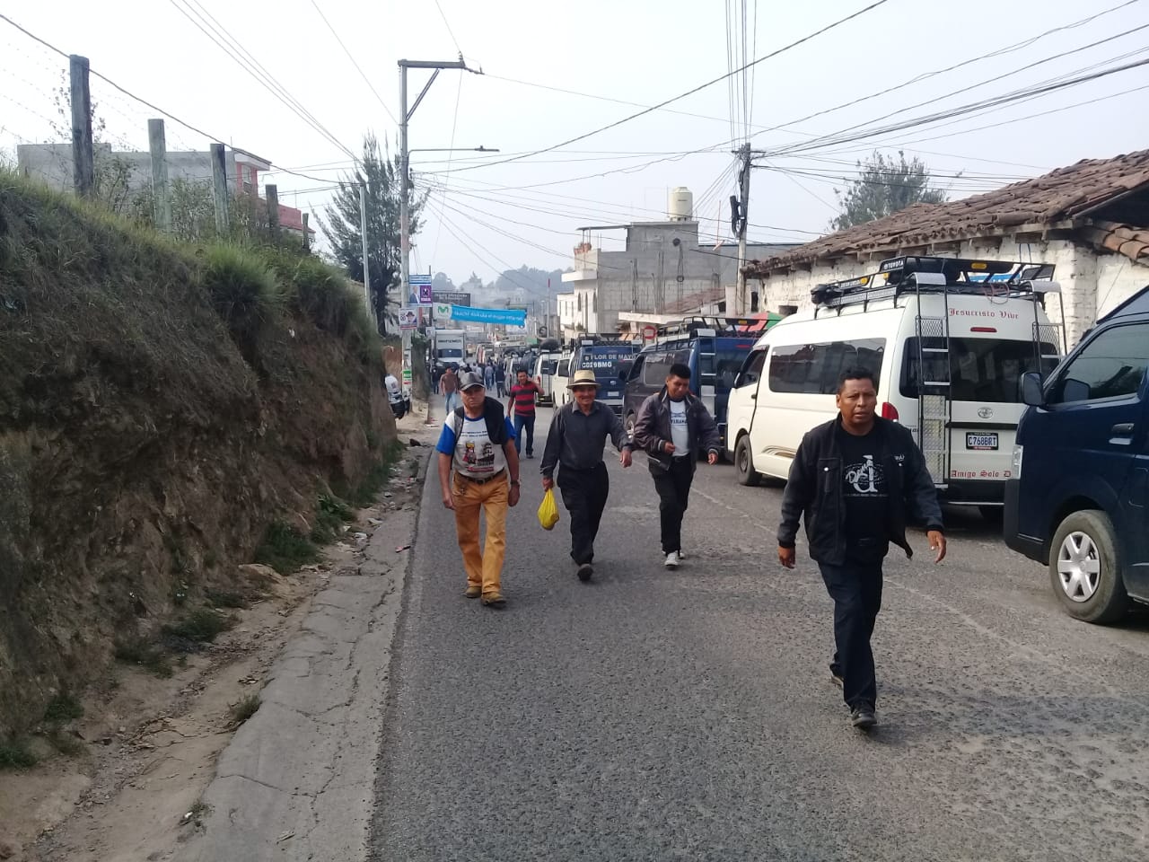 Pobladores de Quiché caminan por bloqueo de transportistas. (Foto Prensa Libre: Héctor Cordero)