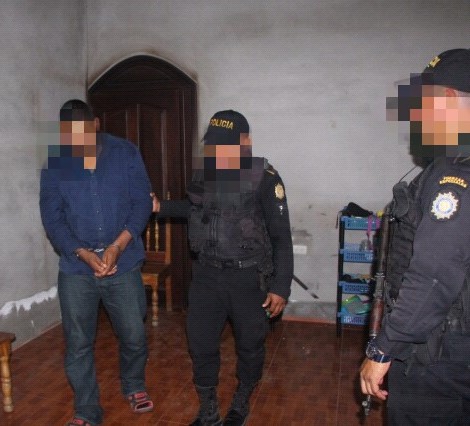 Agentes detienen a Carlos Armando Moscoso Sandoval, sospechoso de haber matado a tres mujeres en El Chal, Petén. (Foto Prensa Libre: Cortesía)