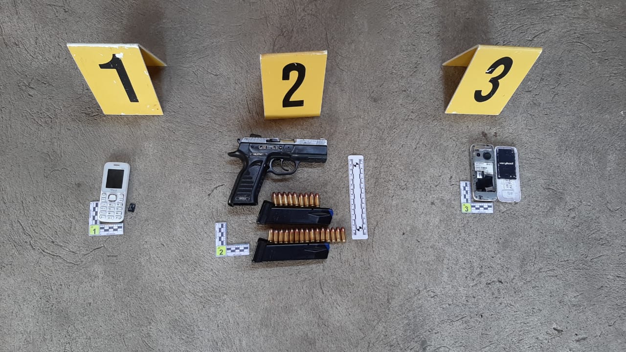 En el operativo para capturar a supuestos saqueadores, la PNC halló varias armas y otros objetos. (Foto Prensa Libre: Cortesía PNC)