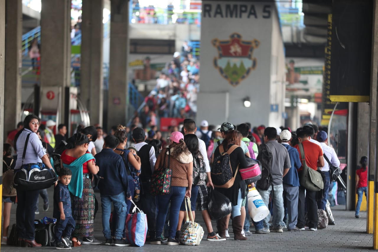 Familias se preparan para viajar a la Costa Sur. (Foto Prensa Libre: Carlos Hernández)