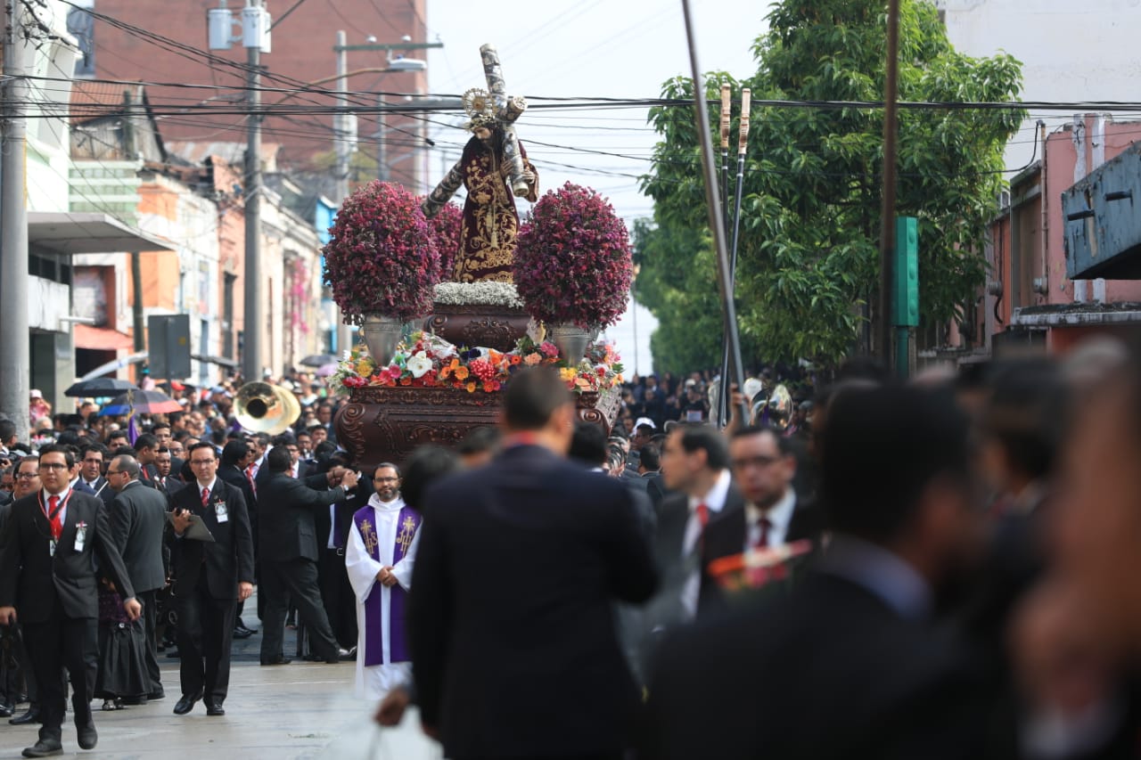 Ramos de flores lanzados al anda de Jesús Nazareno de La Merced caracterizan el cortejo de La Reseña, en la capital. (Foto Prensa Libre: Carlos Hernández)
