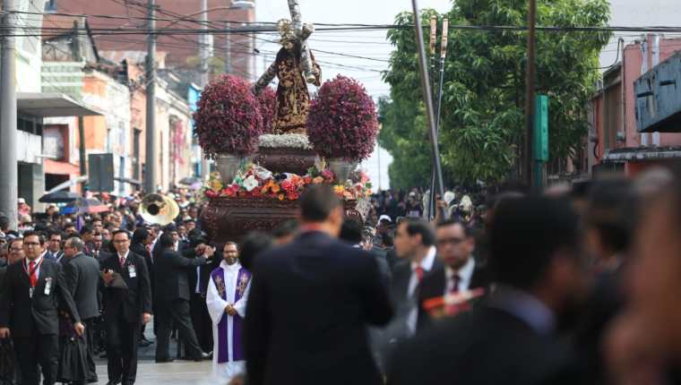Ramos de flores lanzados al anda de Jesús Nazareno de La Merced caracterizan el cortejo de La Reseña, en la capital. (Foto Prensa Libre: Carlos Hernández)