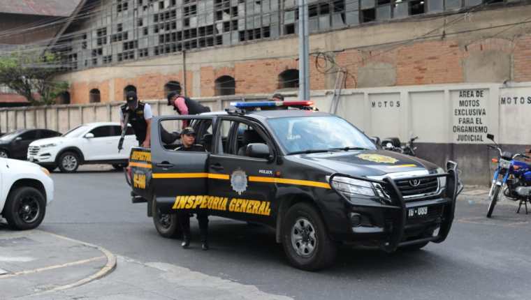 Agentes de la PNC arrestaron a sus compañeros para que comparezcan ante la justicia. (Foto Prensa Libre: Érick Ávila)
