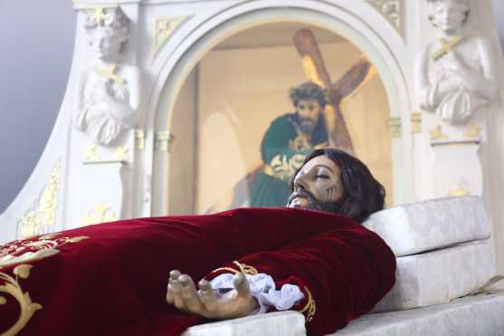 En la fotografía aparecen Jesús de la Justicia, al fondo y frente a él Jesús de los Pobres. Foto Prensa Libre: Juan Carlos Pérez 