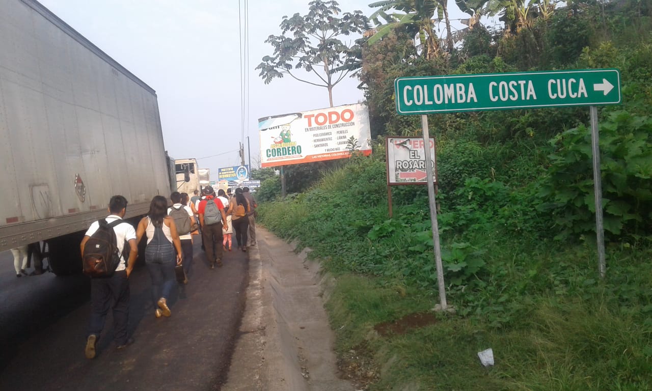 Pobladores de Colomba, Quetzaltenango, impiden el paso por el km 212.5 de la ruta al surocccidente. (Foto Prensa Libre: Alex Coyoy)