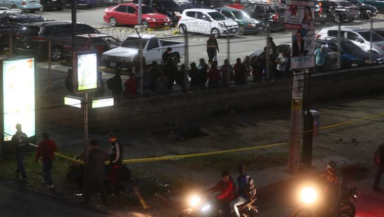 Curiosos observan el lugar donde murió baleada una mujer de 17 años , en la zona 2 de Xela. (Foto Prensa Libre: Mynor Toc)