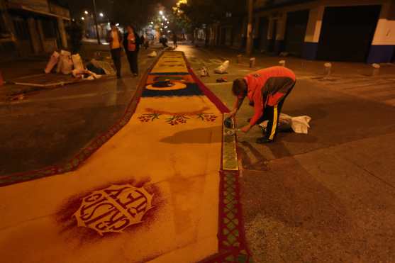 Las personas del barrio de la Candelaria hicieron alfombras desde la noche del Miércoles Santo. 