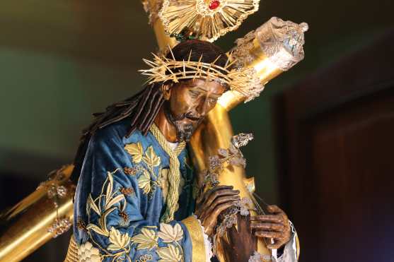 La Consagrada Imagen de Cristo Rey de Candelaria es tez morena y ojos verdes. 