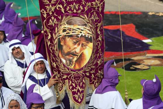 Un estandarte con el rostro de Cristo Rey nos recuerda que él tiene 450 años de veneración en Guatemala. 