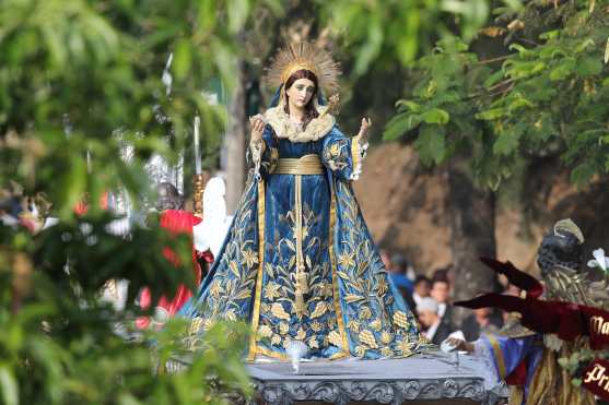 La Virgen de Dolores de Candelaria lució una tunicela del mismo color que la del nazareno. 