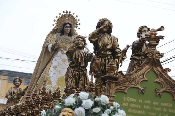 La Virgen de Dolores lleva delante a un grupo de niños con trompetas y palmas que anuncian su llegada. Foto Prensa Libre: Óscar Rivas