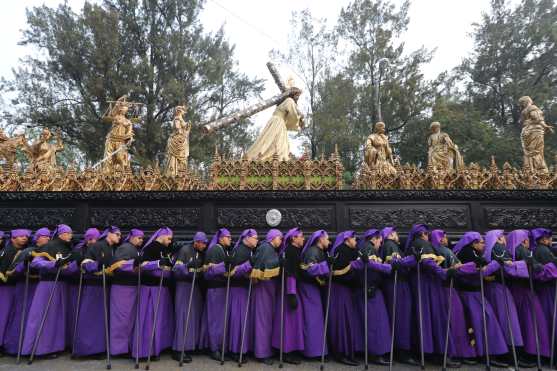 Uno de los puntos más esperados es el paso de Jesús de la Merced por el parque Jocotenango en la zona 2 de Guatemala. Foto Prensa Libre: Óscar Rivas