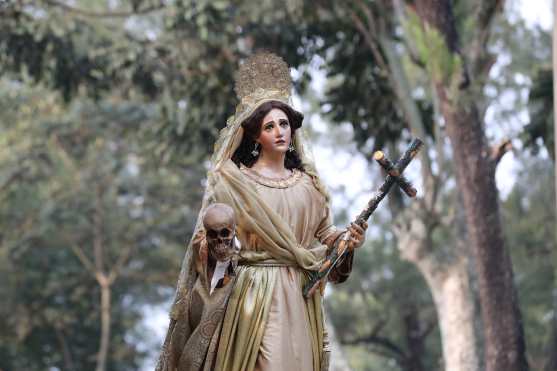 María Magdalena porta un cráneo y una cruz. Foto Prensa Libre: Óscar Rivas
