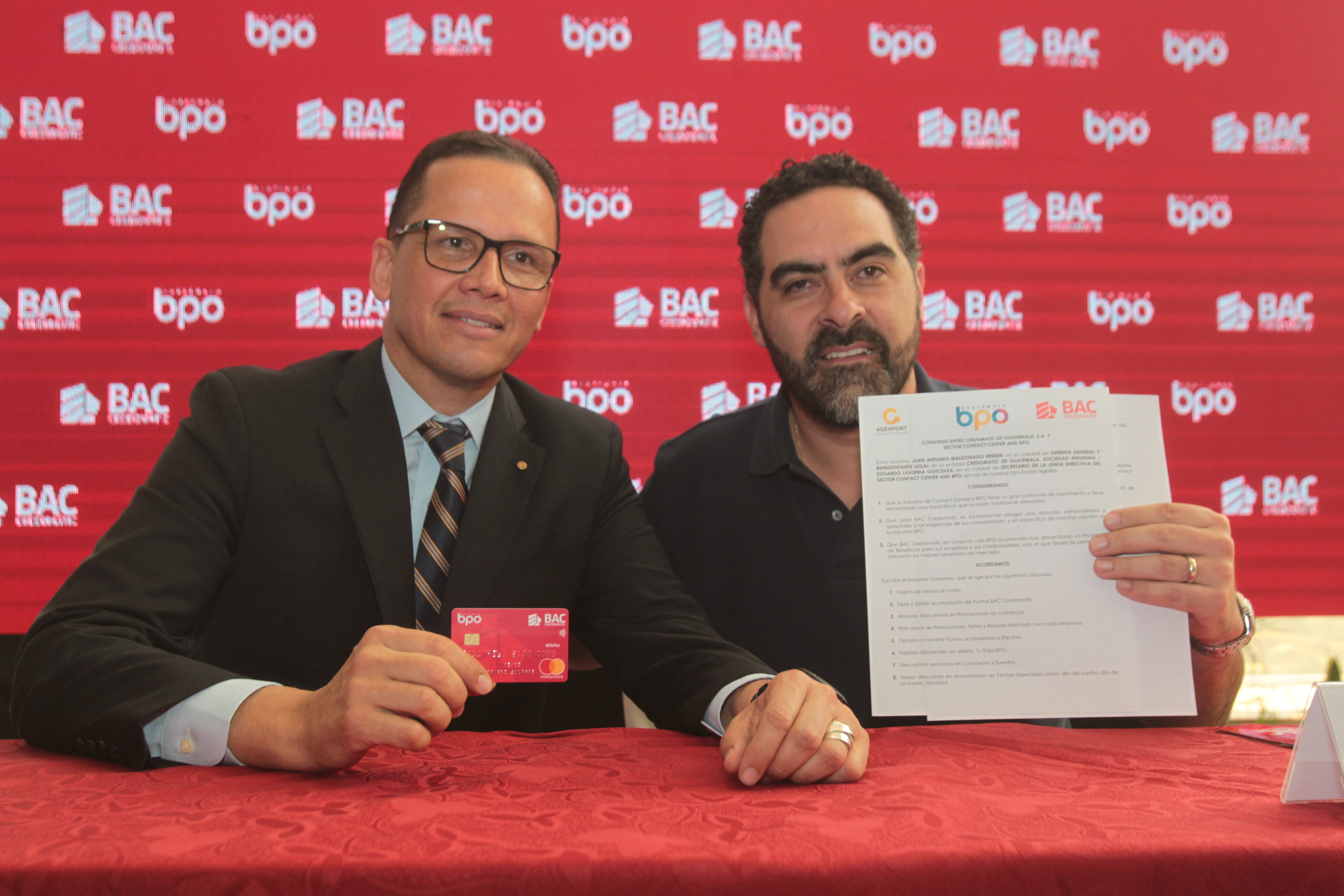 Juan Maldonado vicepresidente de Banca y Personas de BAC Credomatic y Estuardo Ligorria, director de la comisión de BPO de Agexport, firmaron el acuerdo de la tarjeta roja para el sector Contact Center y BPO