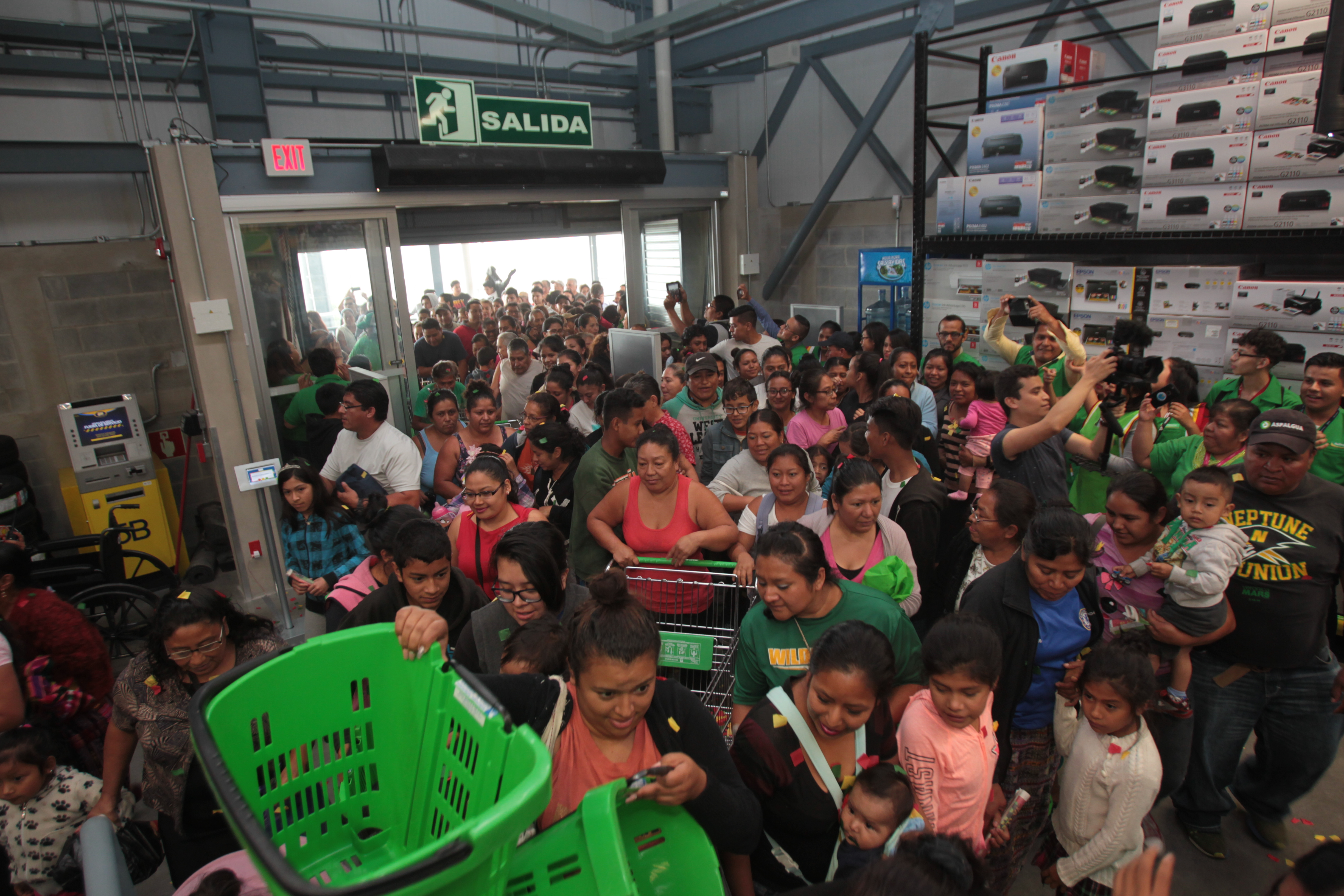 Cientos de personas abarrotaron la tienda Maxi Despensa en su primer día de apertura.