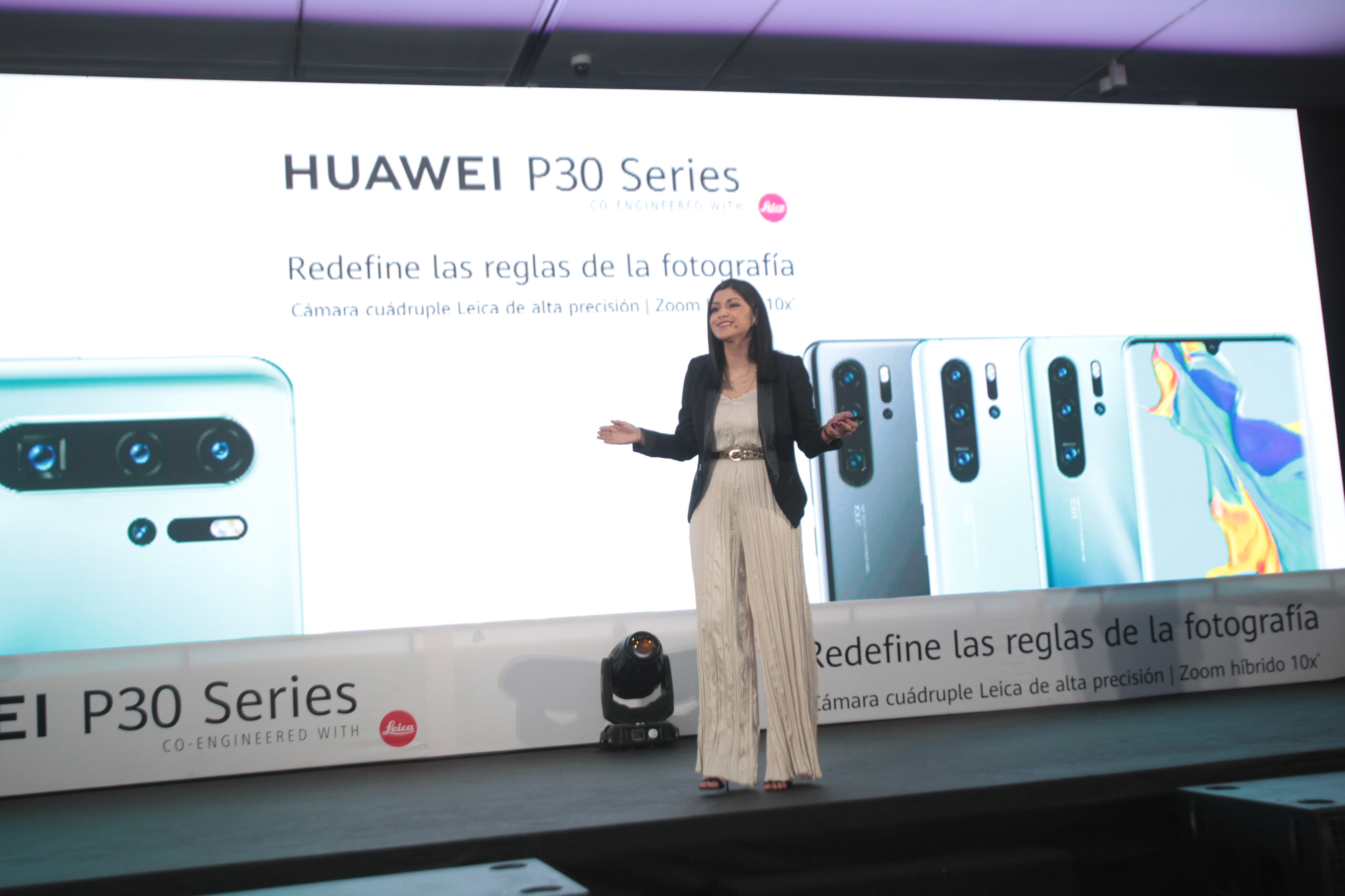 Yessica Álvarez, gerente de entrenamiento de Huawei CGB para Centroamérica y Caribe, presentó las características de la nueva gama de celulares P30