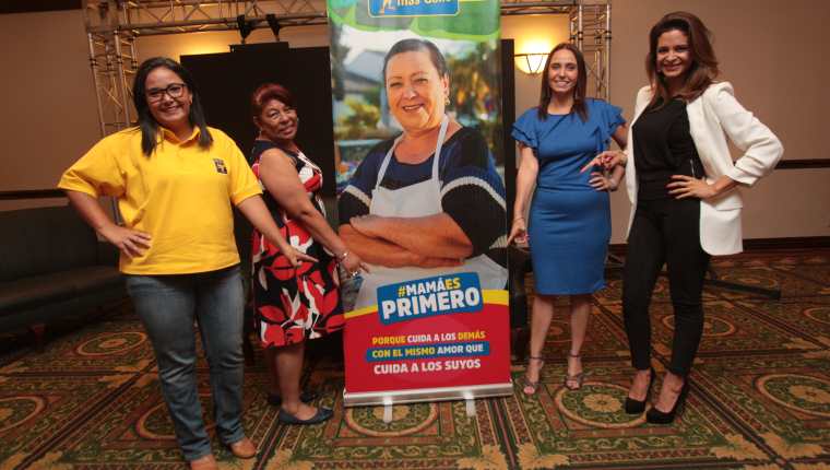 Andrea Mancilla, Verónica Pineda, Natalia Cáceres y Nancy Recinos fueron de las madres que estuvieron en el lanzamiento de la campaña #MamáEsPrimero