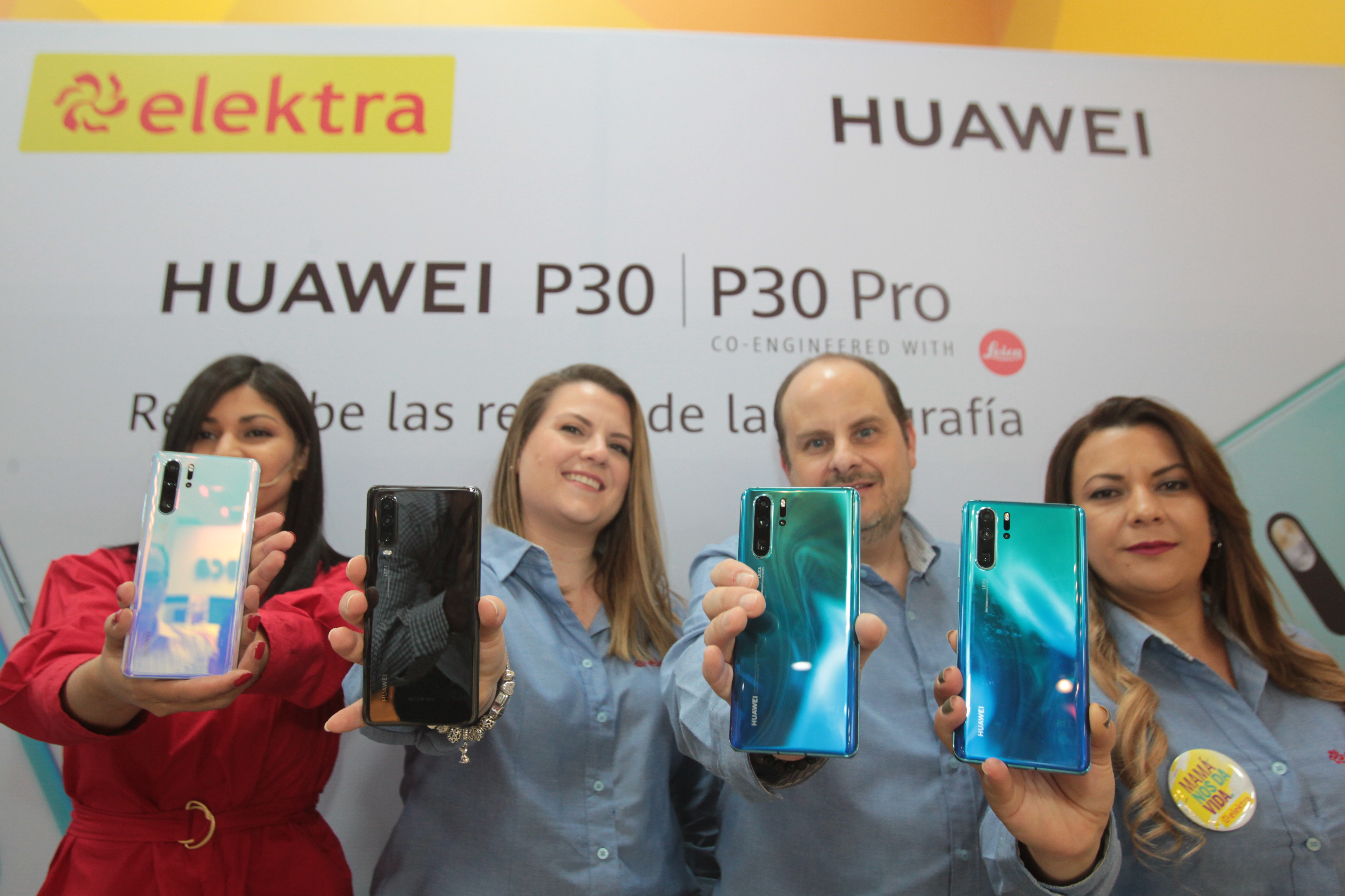 Ejecutivos de Huawei y de Elektra presentaron la nueva línea de celulares P30