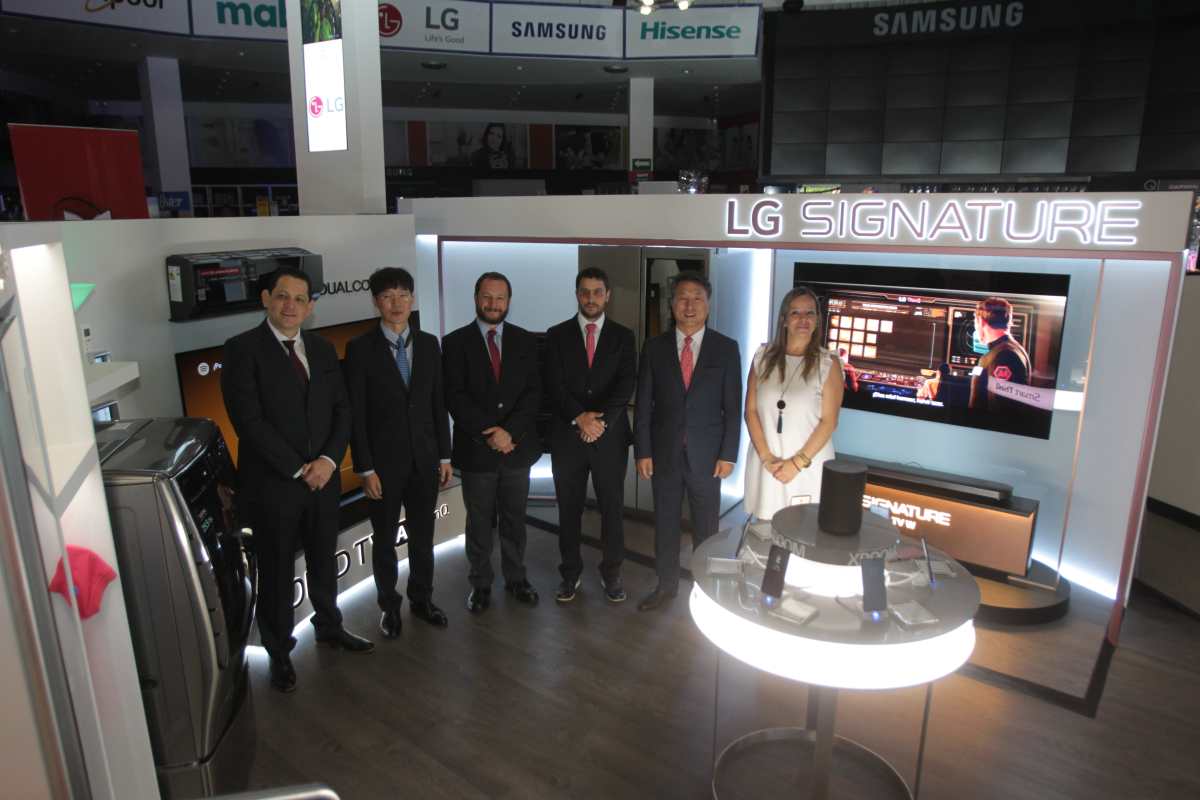 Representantes de LG Electronics y Tiendas Max, lanzaron la nueva línea de productos LG ThinQ