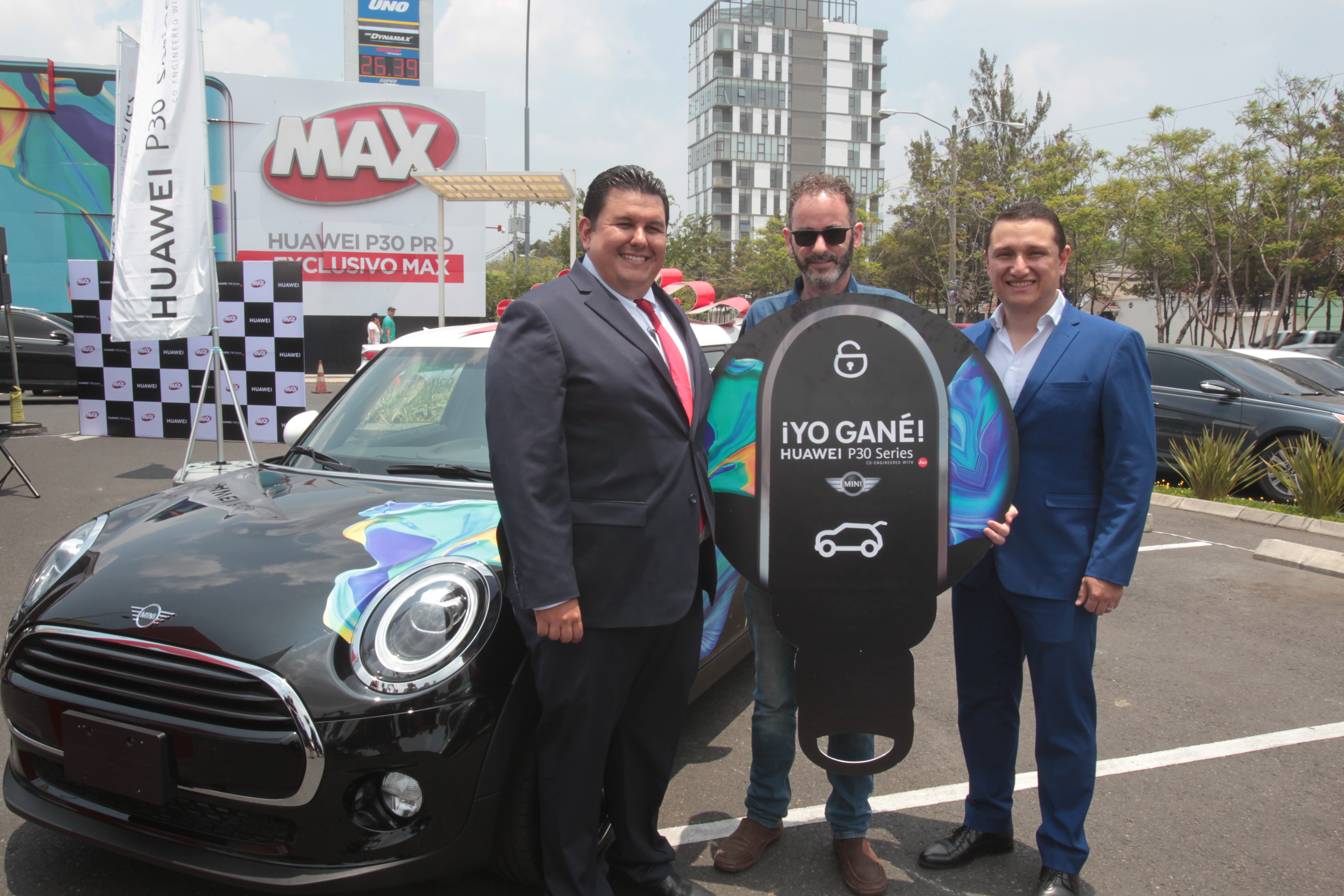 Representantes de Tiendas Max y Huawei junto a Badi Aranki, que ganó uno de los Mini Cooper de 3 puertas