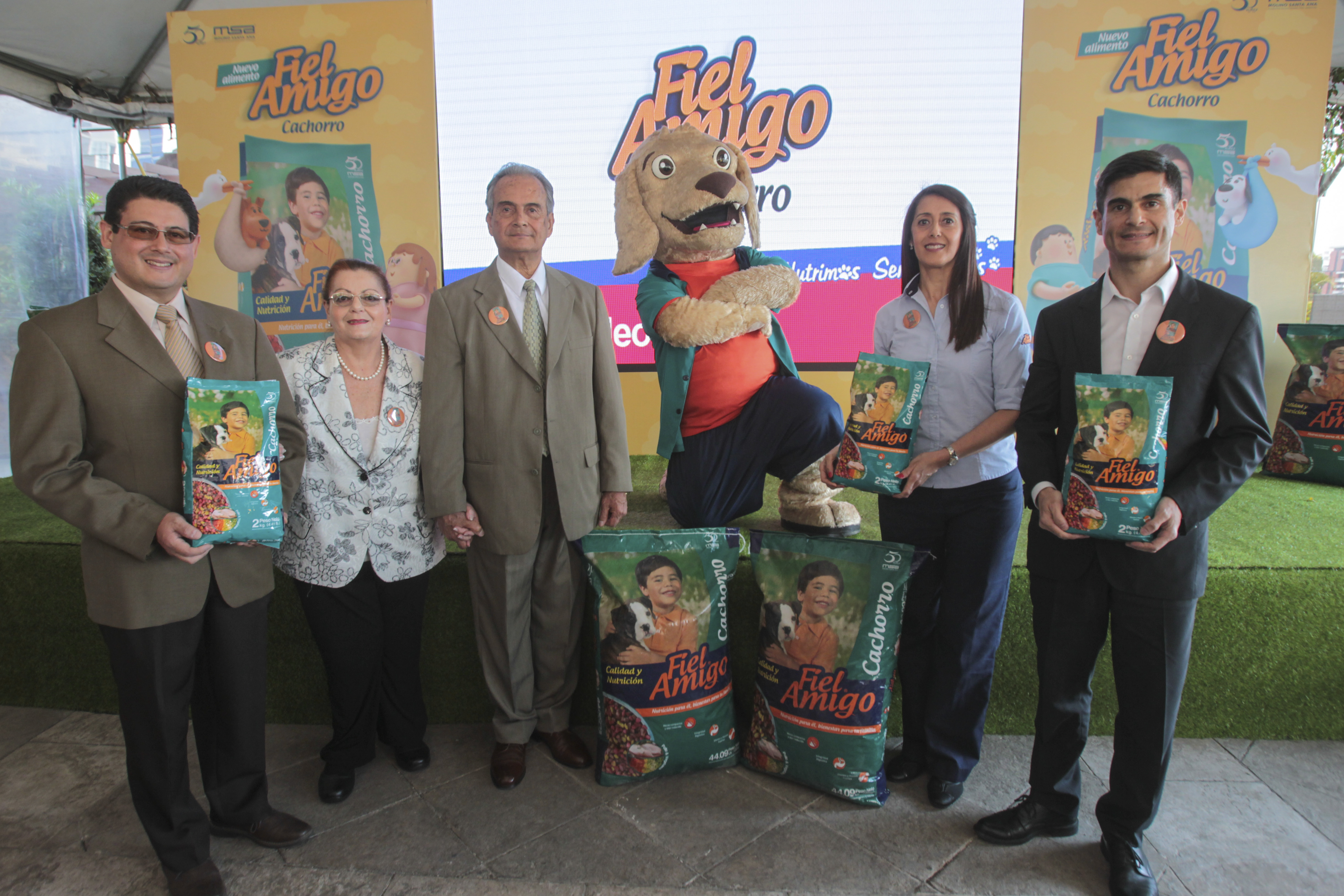Directivos de Molino Santa Ana presentaron su nuevo producto Fiel Amigo Cachorro.