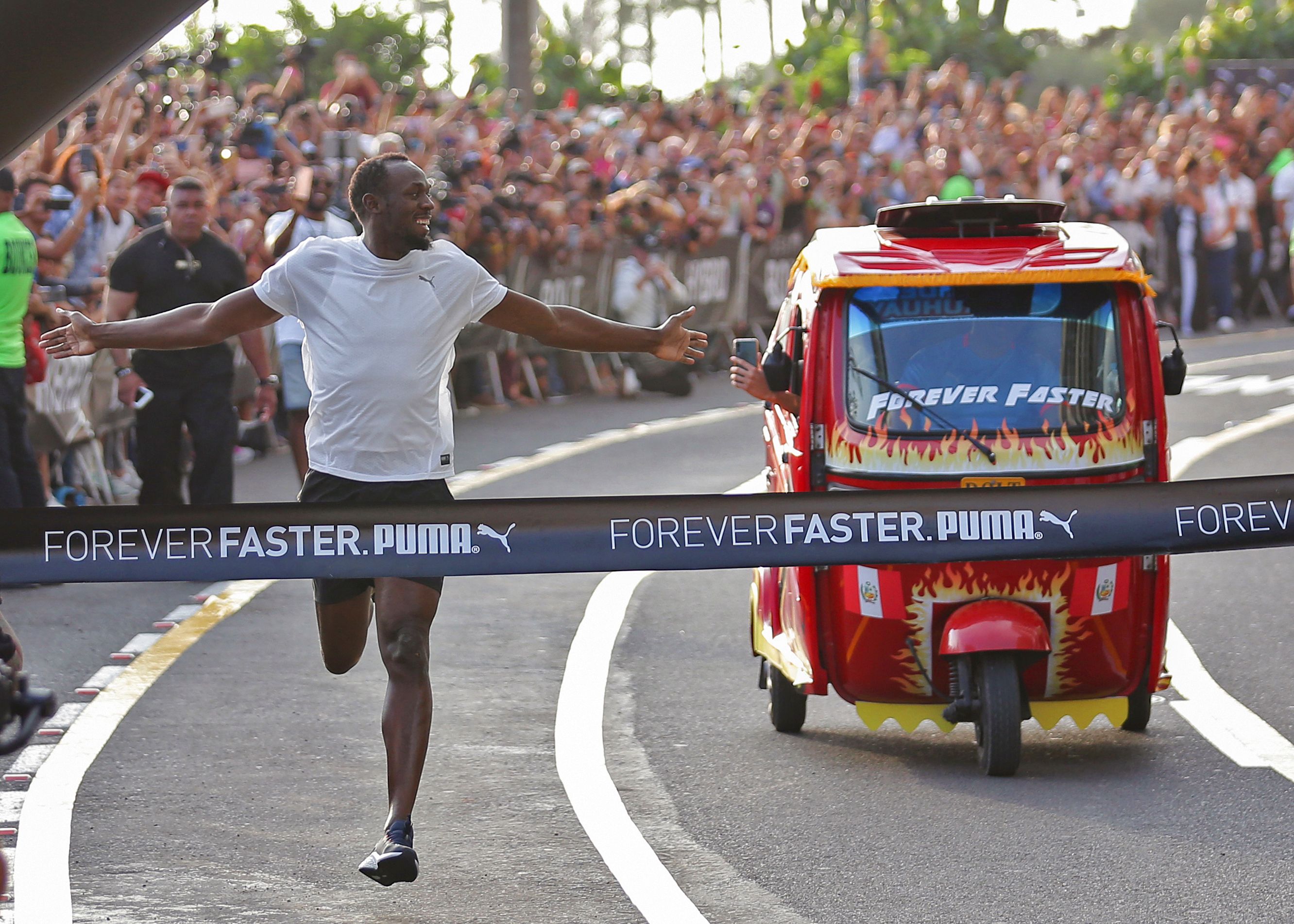 El jamaicano Usain Bolt llevó alegría a Perú y demostró su condición física. (Foto Prensa Libre: AFP)